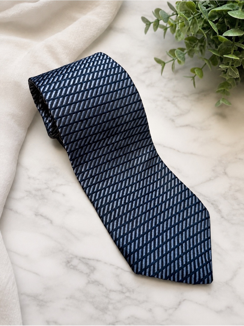 💙 Claiborne Blue & Navy Geometric Pattern Men’s Necktie